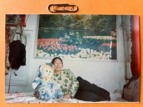 和布娃娃的合影 多单合并运费满百包邮只发快递 彩色老照片非黑白老照片 全网同售 不定期下架 加购请及时付款 欢迎选购 251109PSD