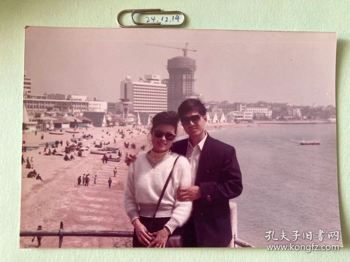 江畔留影 多单合并运费满百包邮只发快递 彩色老照片非黑白老照片 全网同售 不定期下架 加购请及时付款 欢迎选购 241214PSD
