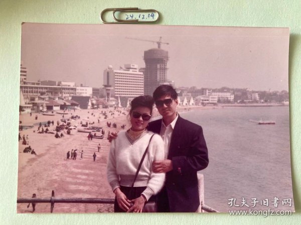 江畔留影 多单合并运费满百包邮只发快递 彩色老照片非黑白老照片 全网同售 不定期下架 加购请及时付款 欢迎选购 241214PSD