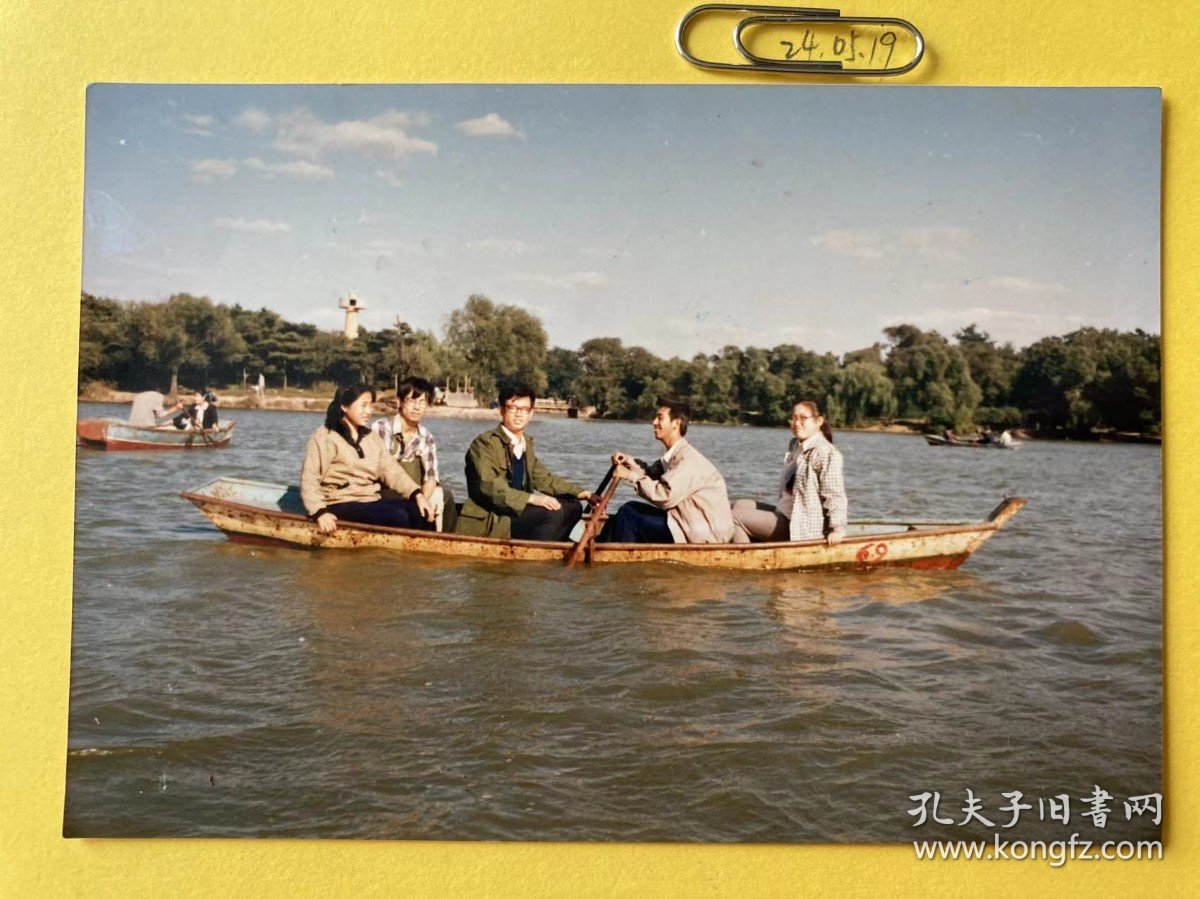 秋日游船 多单合并运费满百包邮只发快递 彩色老照片非黑白老照片 全网同售 不定期下架 加购请及时付款 欢迎选购 240520PSD