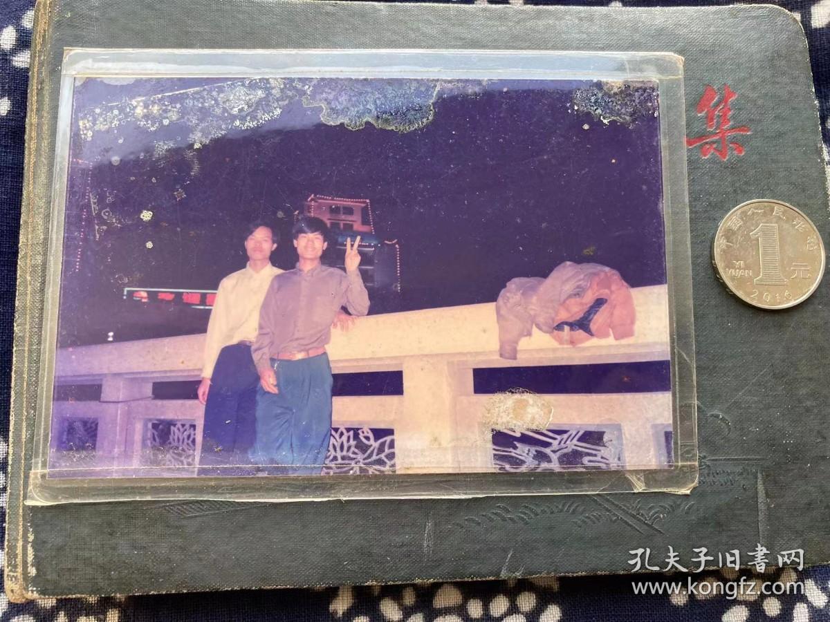 男青年留影 夜景霓虹 怀旧服饰 八九十年代彩色老照片非黑白老照片 老照片满百包邮只发快递
