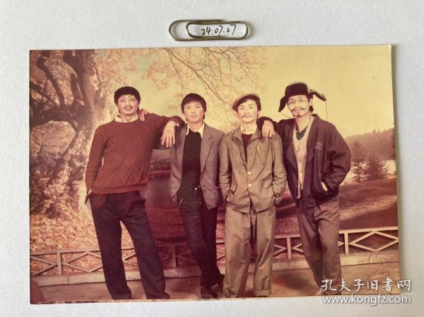 一九九二年元旦节目“三句半”获奖之后 多单合并运费满百包邮只发快递 彩色老照片非黑白老照片 全网同售 不定期下架 加购请及时付款 欢迎选购 240727PSD