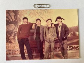 一九九二年元旦节目“三句半”获奖之后 多单合并运费满百包邮只发快递 彩色老照片非黑白老照片 全网同售 不定期下架 加购请及时付款 欢迎选购 240727PSD