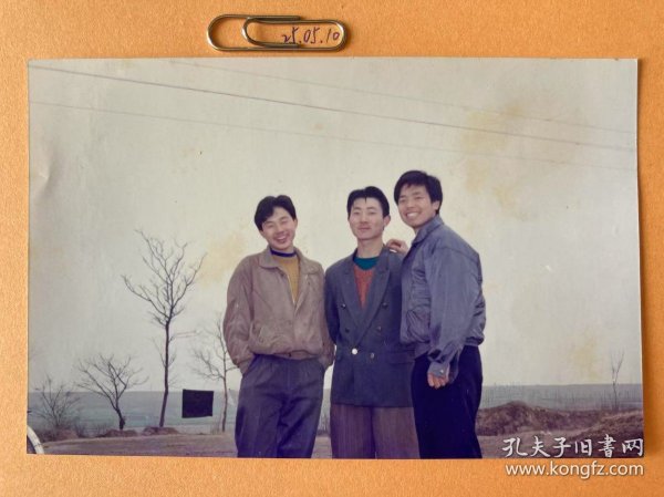 三个青年人合影 多单合并运费满百包邮只发快递 彩色老照片非黑白老照片 全网同售 不定期下架 加购请及时付款 欢迎选购 250510PSD