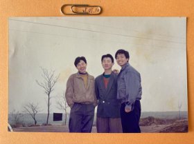 三个青年人合影 多单合并运费满百包邮只发快递 彩色老照片非黑白老照片 全网同售 不定期下架 加购请及时付款 欢迎选购 250510PSD