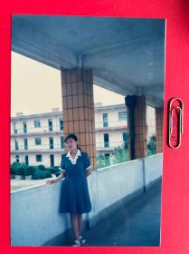 楼道留影 多单合并运费满百包邮只发快递 彩色老照片非黑白老照片 全网同售 不定期下架 加购请及时付款 欢迎选购 251025PSD