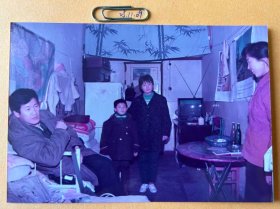 屋中央留影 多单合并运费满百包邮只发快递 彩色老照片非黑白老照片 全网同售 不定期下架 加购请及时付款 欢迎选购 251109PSD