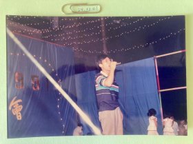 一九九一年演出的青年 多单合并运费满百包邮只发快递 彩色老照片非黑白老照片 全网同售 不定期下架 加购请及时付款 欢迎选购 241201PSD