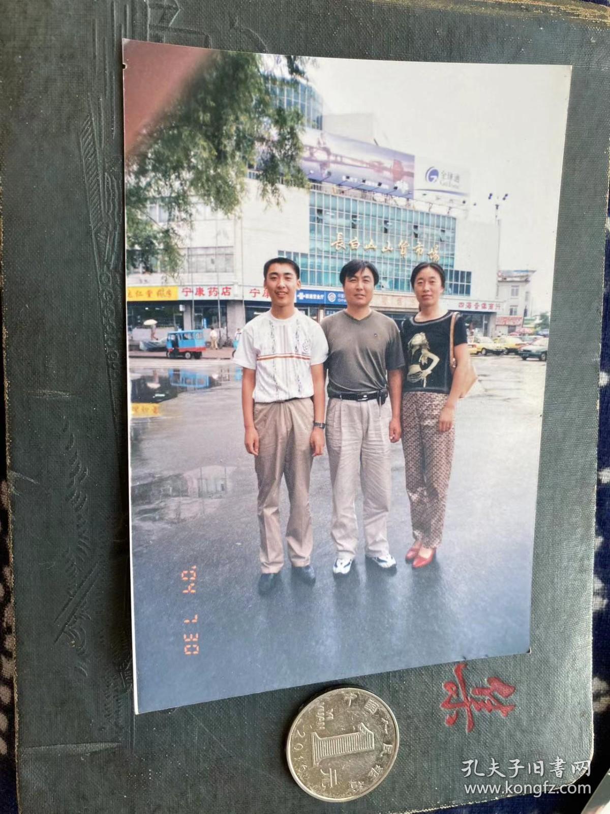 商场前合影 彩色老照片非黑白老照片 老照片满百包邮只发快递 本店更有70-90年代老年画 欢迎选购