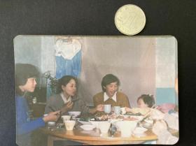 家中 与小朋友干杯 多单合并运费满百包邮只发快递 彩色老照片非黑白老照片 全网同售 不定期下架 加购请及时付款 本店更有70-90年代老年画 欢迎选购 230709PSD