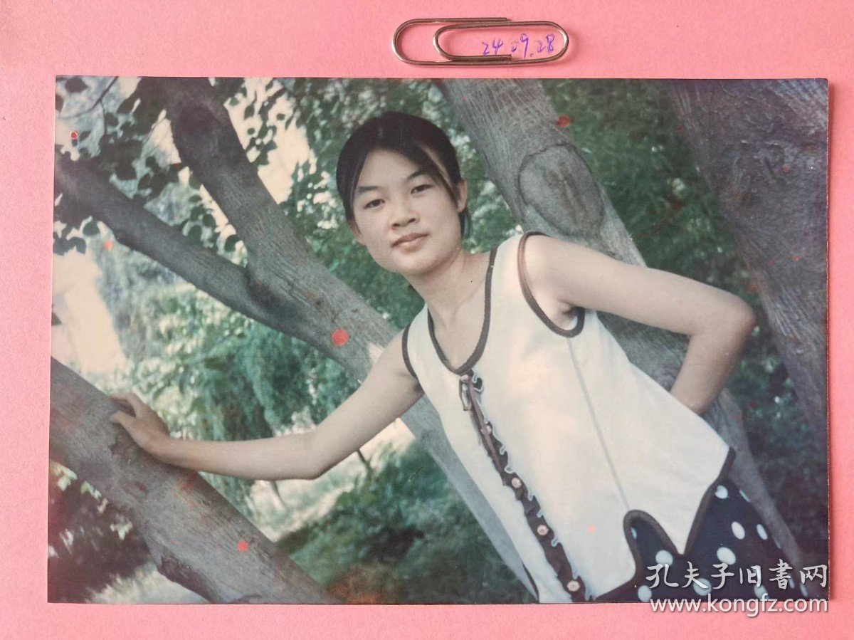 林间女孩 多单合并运费满百包邮只发快递 彩色老照片非黑白老照片 全网同售 不定期下架 加购请及时付款 欢迎选购 240928PSD