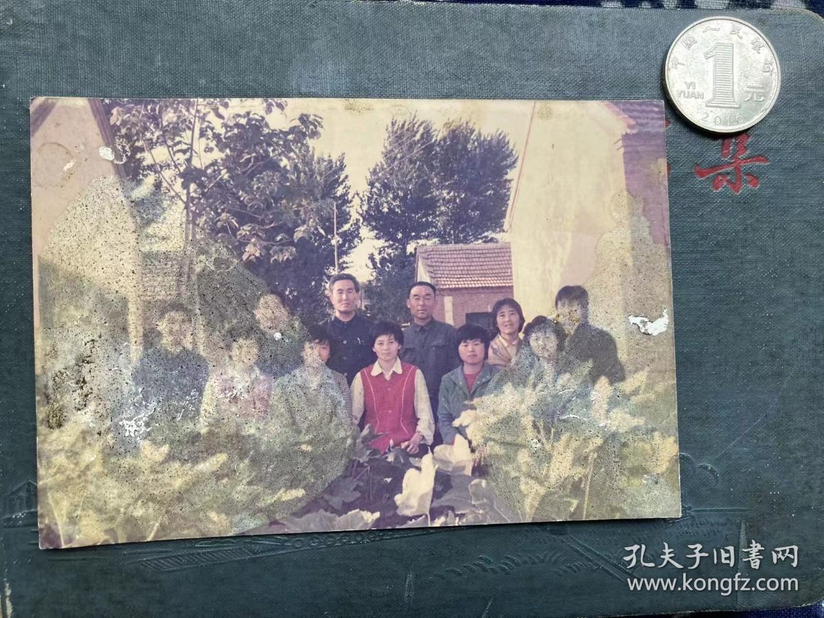 校园留影 瓦房黑板 彩色老照片非黑白老照片 老照片满百包邮只发快递 本店更有70-90年代老年画 欢迎选购