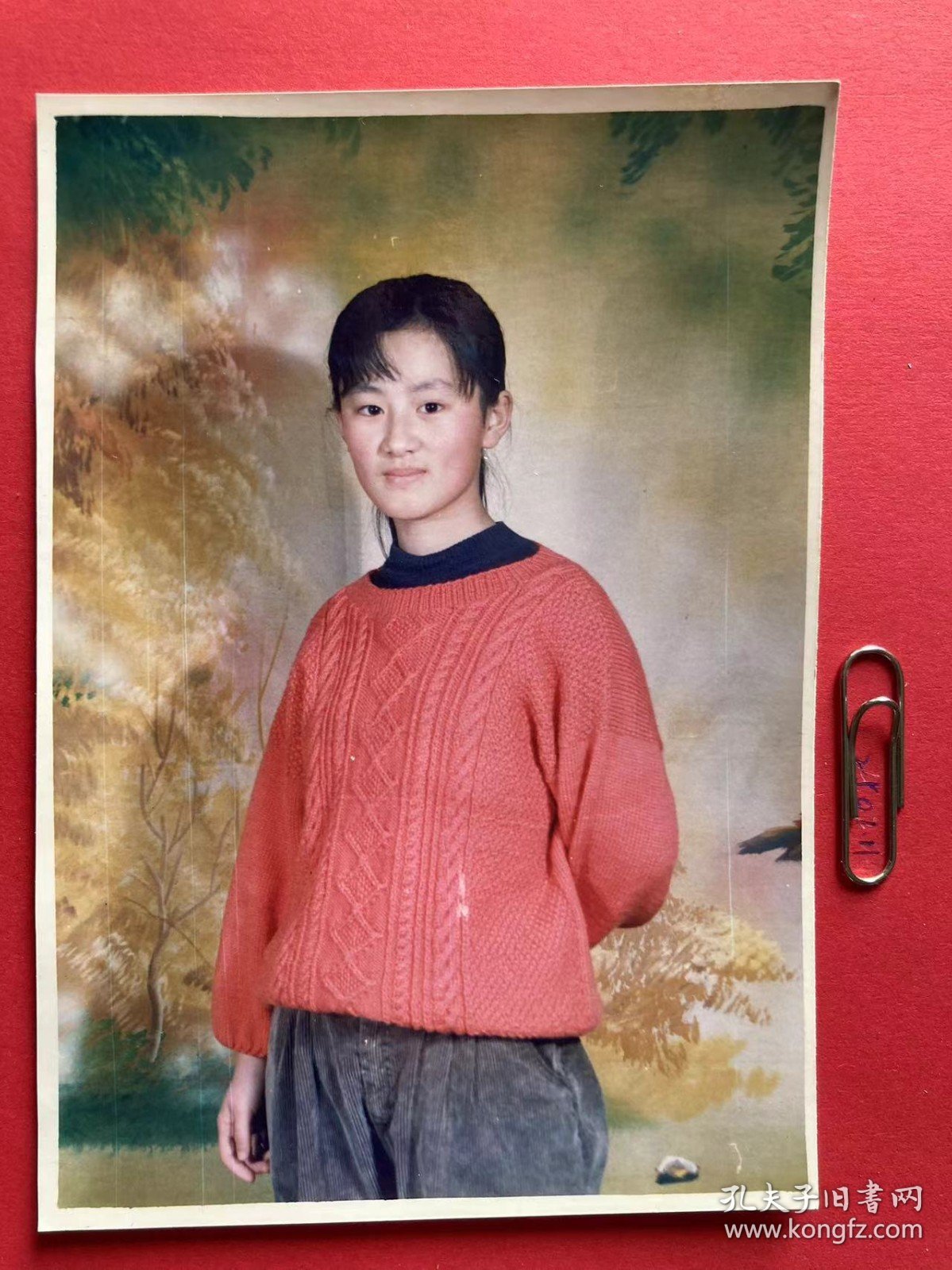 秋意朦胧布景前女子单人照 多单合并运费满百包邮只发快递 彩色老照片非黑白老照片 全网同售 不定期下架 加购请及时付款 欢迎选购 250111PSD