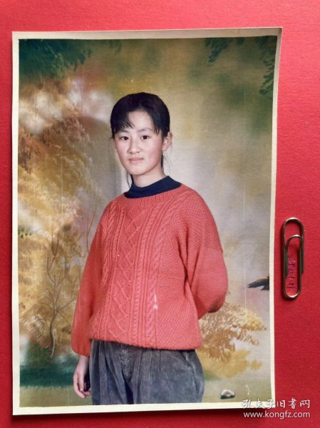 秋意朦胧布景前女子单人照 多单合并运费满百包邮只发快递 彩色老照片非黑白老照片 全网同售 不定期下架 加购请及时付款 欢迎选购 250111PSD