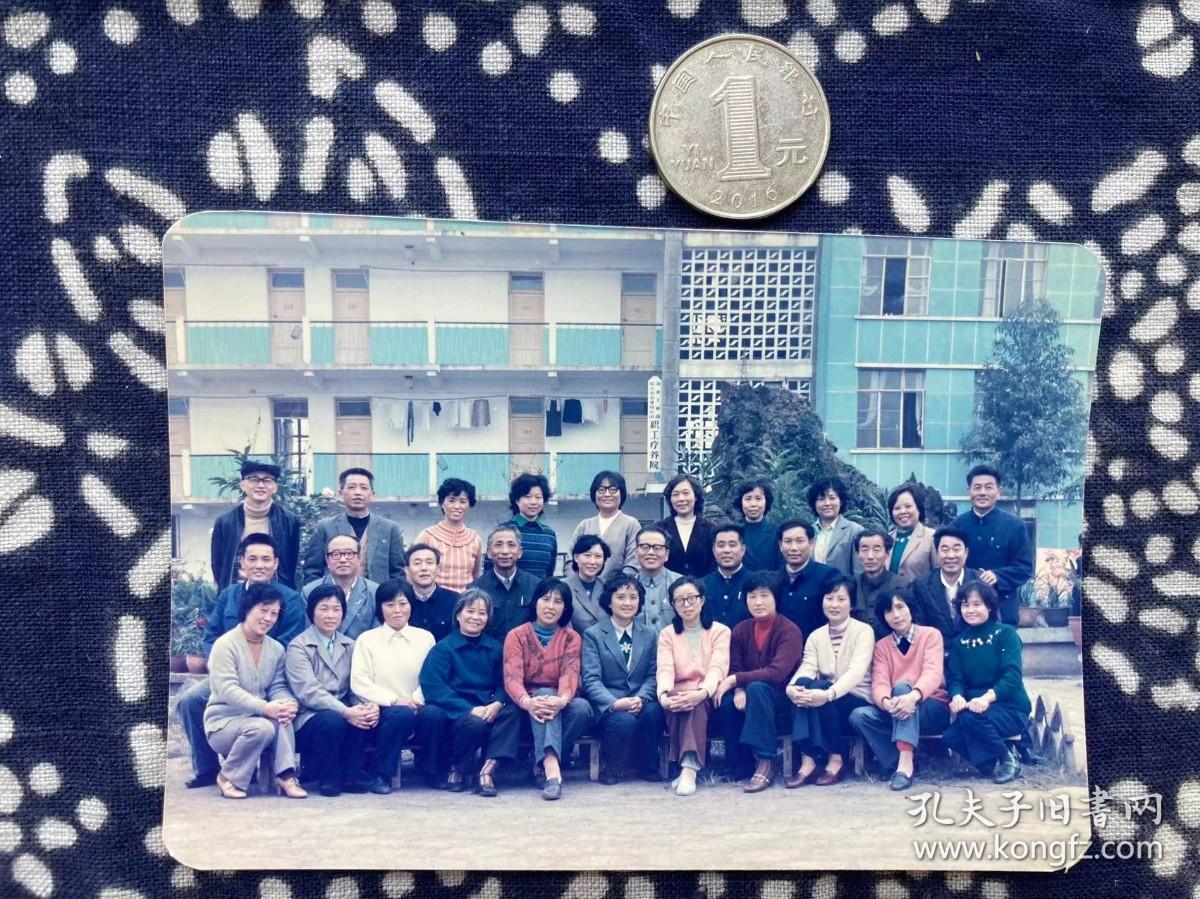 合影 职工疗养院 彩色老照片非黑白老照片 全网同售 不定期下架 加购请及时付款 老照片满百包邮只发快递 本店更有70-90年代老年画 欢迎选购 230603PSD