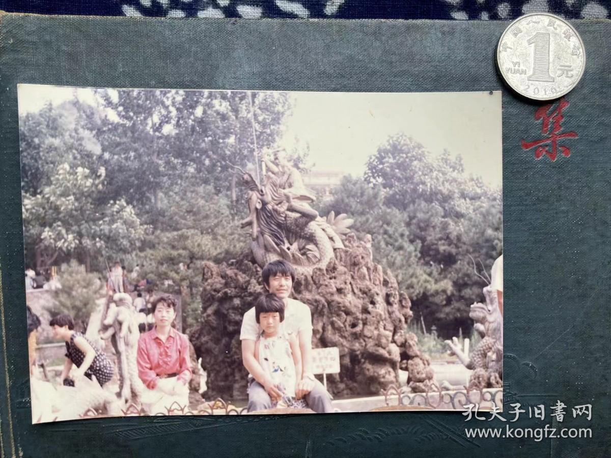 景观前留影 彩色老照片非黑白老照片 老照片满百包邮只发快递 本店更有70-90年代老年画 欢迎选购
