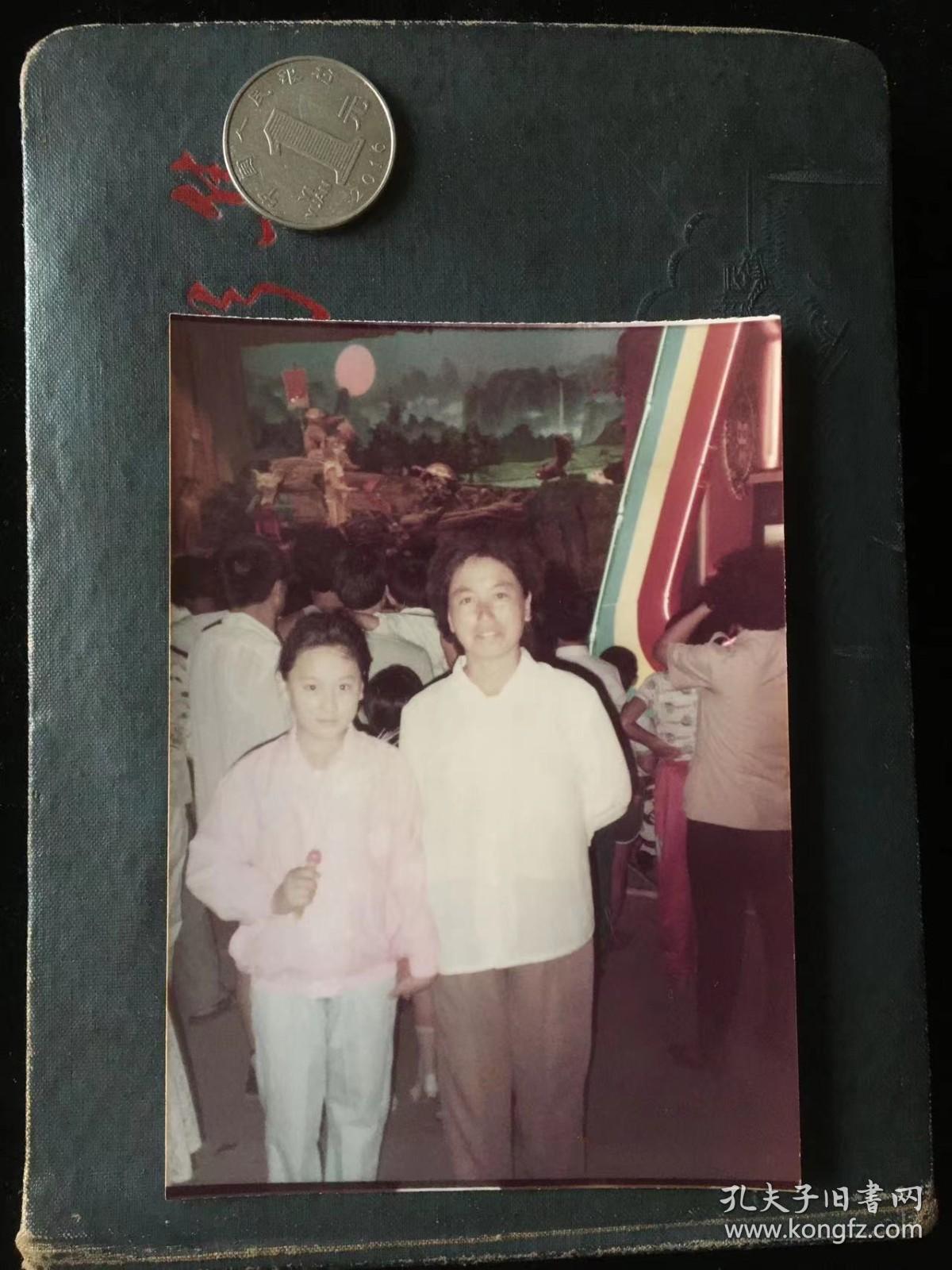 剧场里 彩色老照片非黑白老照片 老照片满百包邮只发快递 本店更有70-90年代老年画 欢迎选购