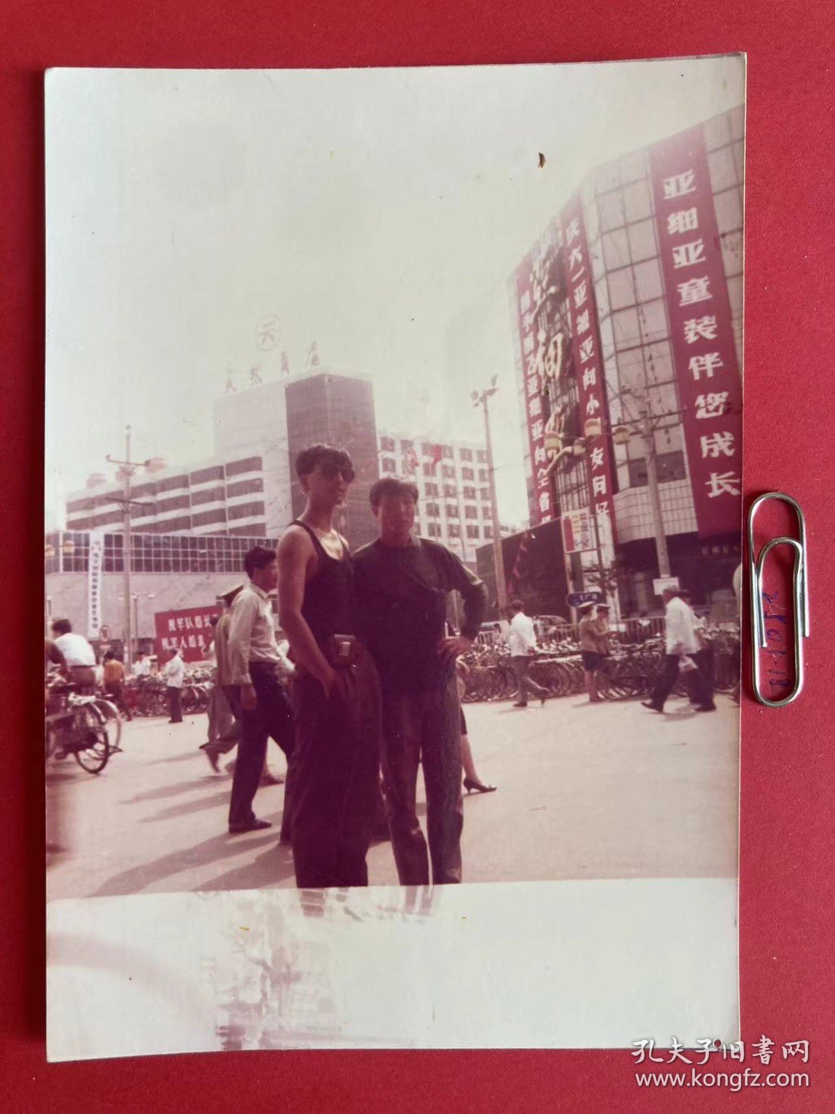 亚细亚商场前 多单合并运费满百包邮只发快递 彩色老照片非黑白老照片 全网同售 不定期下架 加购请及时付款 欢迎选购 250118PSD