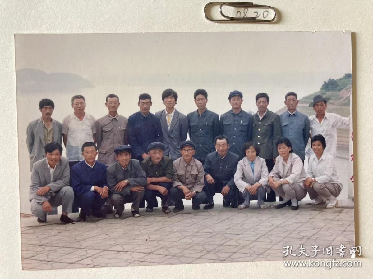 江边留影 多单合并运费满百包邮只发快递 彩色老照片非黑白老照片 全网同售 不定期下架 加购请及时付款 本店更有70-90年代老年画 欢迎选购 230820PSD