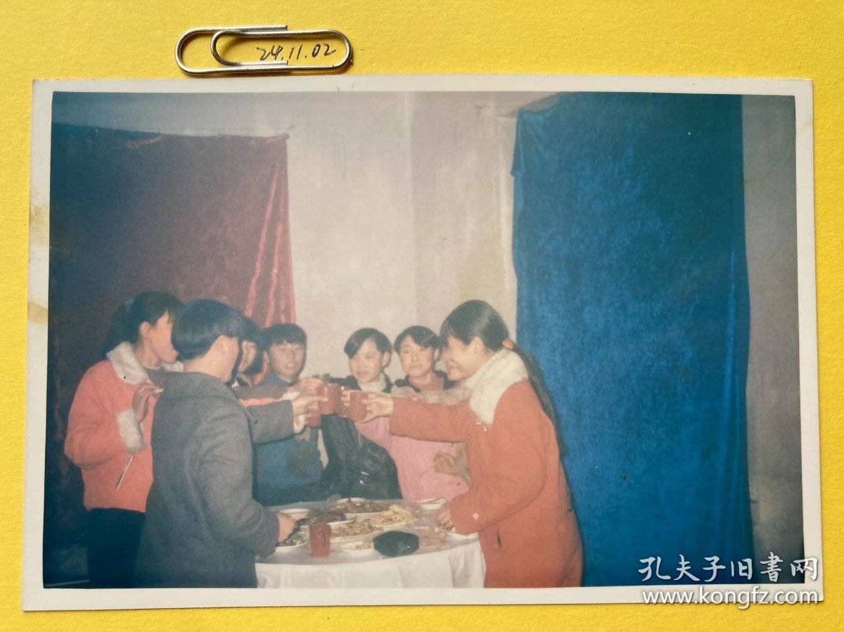 干杯 多单合并运费满百包邮只发快递 彩色老照片非黑白老照片 全网同售 不定期下架 加购请及时付款 欢迎选购 241102PSD