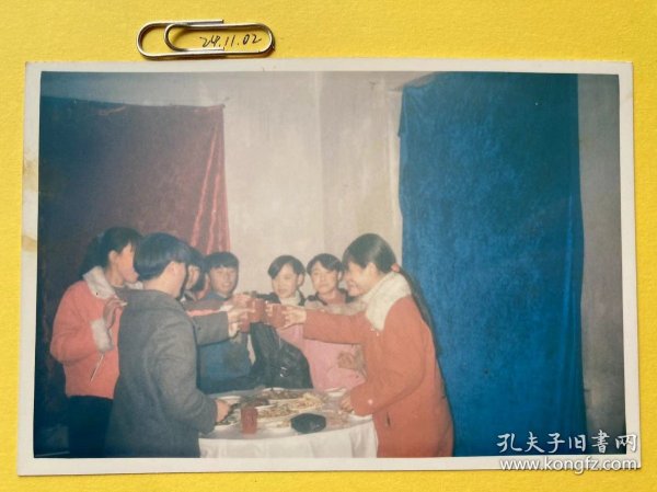 干杯 多单合并运费满百包邮只发快递 彩色老照片非黑白老照片 全网同售 不定期下架 加购请及时付款 欢迎选购 241102PSD