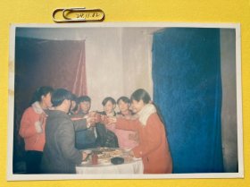 干杯 多单合并运费满百包邮只发快递 彩色老照片非黑白老照片 全网同售 不定期下架 加购请及时付款 欢迎选购 241102PSD