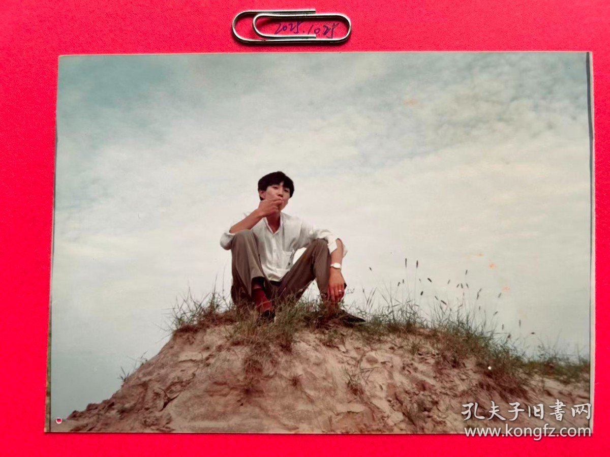 土坡上的青年 多单合并运费满百包邮只发快递 彩色老照片非黑白老照片 全网同售 不定期下架 加购请及时付款 欢迎选购 251025PSD