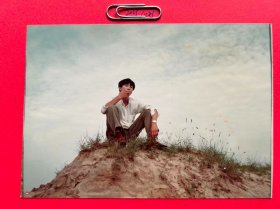 土坡上的青年 多单合并运费满百包邮只发快递 彩色老照片非黑白老照片 全网同售 不定期下架 加购请及时付款 欢迎选购 251025PSD