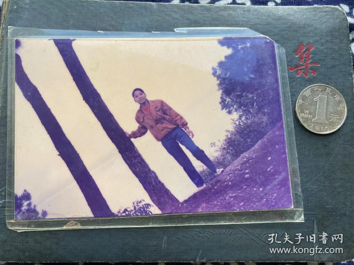 女子单身照 林间 彩色老照片非黑白老照片 老照片满百包邮 本店更有70-90年代老年画 欢迎选购