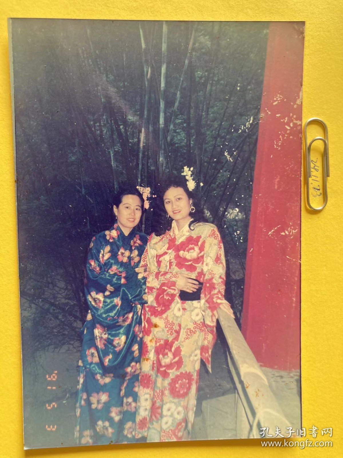异装女士合影 多单合并运费满百包邮只发快递 彩色老照片非黑白老照片 全网同售 不定期下架 加购请及时付款 欢迎选购 241123PSD