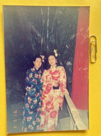 异装女士合影 多单合并运费满百包邮只发快递 彩色老照片非黑白老照片 全网同售 不定期下架 加购请及时付款 欢迎选购 241123PSD