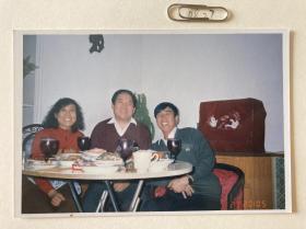 大酒杯 多单合并运费满百包邮只发快递 彩色老照片非黑白老照片 全网同售 不定期下架 加购请及时付款 本店更有70-90年代老年画 欢迎选购 230827PSD