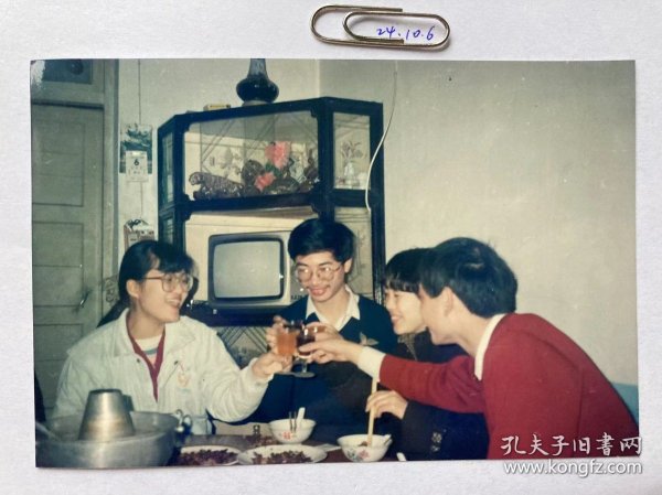 共同举杯 多单合并运费满百包邮只发快递 彩色老照片非黑白老照片 全网同售 不定期下架 加购请及时付款 欢迎选购 241006PSD