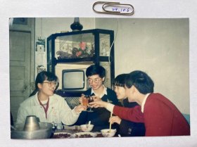 共同举杯 多单合并运费满百包邮只发快递 彩色老照片非黑白老照片 全网同售 不定期下架 加购请及时付款 欢迎选购 241006PSD