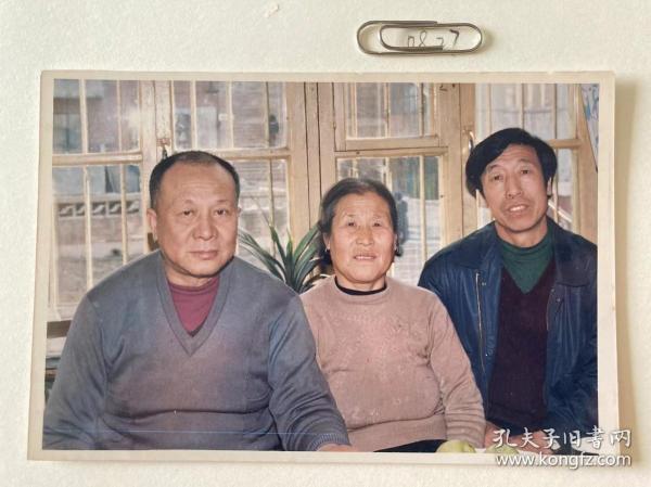 窗前居家照 多单合并运费满百包邮只发快递 彩色老照片非黑白老照片 全网同售 不定期下架 加购请及时付款 本店更有70-90年代老年画 欢迎选购 230827PSD