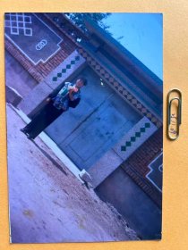 持花留影 多单合并运费满百包邮只发快递 彩色老照片非黑白老照片 全网同售 不定期下架 加购请及时付款 欢迎选购 251109PSD