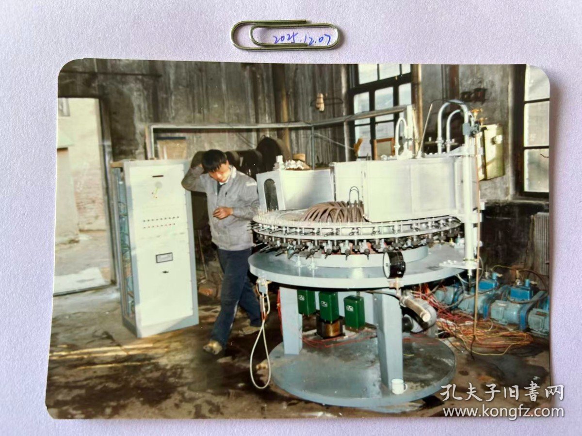 灯泡厂工作车间 多单合并运费满百包邮只发快递 彩色老照片非黑白老照片 全网同售 不定期下架 加购请及时付款 欢迎选购 251207PSD