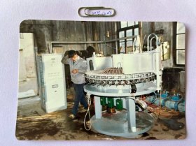 灯泡厂工作车间 多单合并运费满百包邮只发快递 彩色老照片非黑白老照片 全网同售 不定期下架 加购请及时付款 欢迎选购 251207PSD