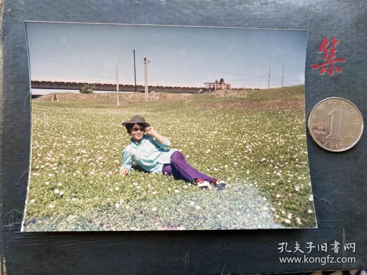 春天花草香  八九十年代彩色老照片非黑白老照片 老照片满百包邮只发快递