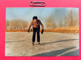 冬日滑冰场 多单合并运费满百包邮只发快递 彩色老照片非黑白老照片 全网同售 不定期下架 加购请及时付款 欢迎选购 251025PSD