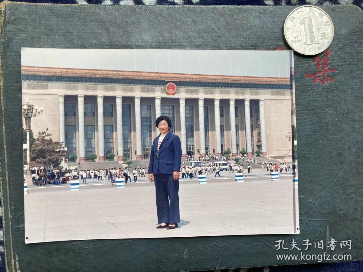 雄伟建筑前留影 彩色老照片非黑白老照片 老照片满百包邮只发快递 本店更有70-90年代老年画 欢迎选购