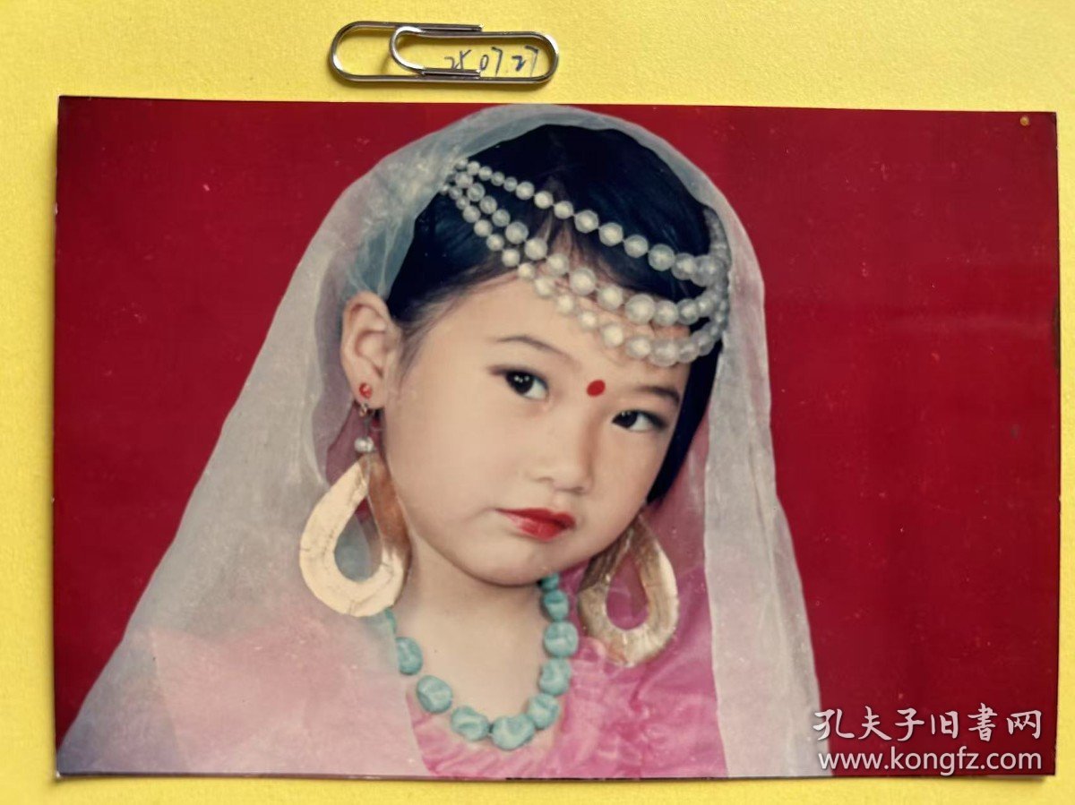 小公主 多单合并运费满百包邮只发快递 彩色老照片非黑白老照片 全网同售 不定期下架 加购请及时付款 欢迎选购 250727PSD