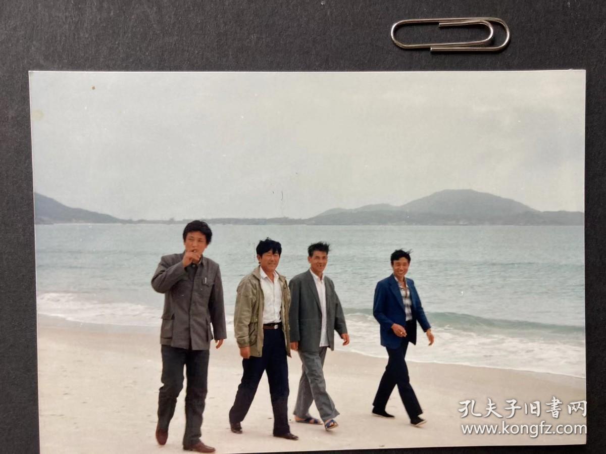 漫步海边 多单合并运费满百包邮只发快递 彩色老照片非黑白老照片 全网同售 不定期下架 加购请及时付款 本店更有70-90年代老年画 欢迎选购 2307023APSD