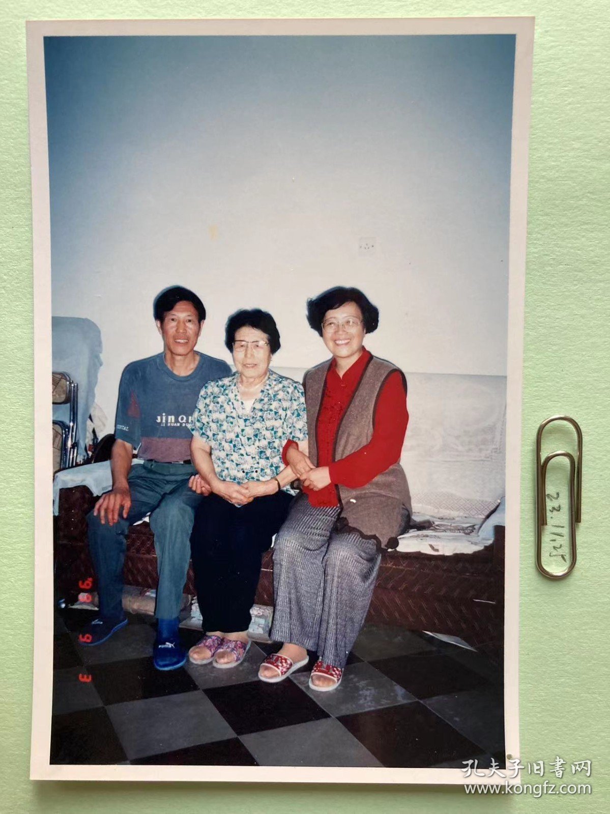 沙发前合影 多单合并运费满百包邮只发快递 彩色老照片非黑白老照片 全网同售 不定期下架 加购请及时付款 本店更有70-90年代老年画 欢迎选购 231125PSD