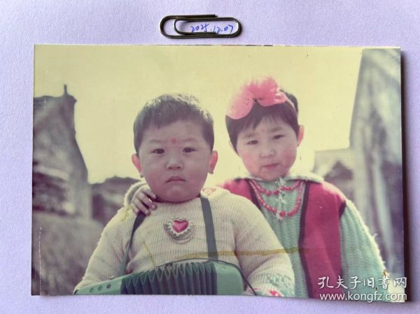 两个小朋友 多单合并运费满百包邮只发快递 彩色老照片非黑白老照片 全网同售 不定期下架 加购请及时付款 欢迎选购 251207PSD