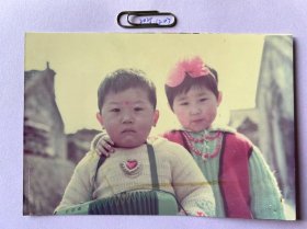 两个小朋友 多单合并运费满百包邮只发快递 彩色老照片非黑白老照片 全网同售 不定期下架 加购请及时付款 欢迎选购 251207PSD