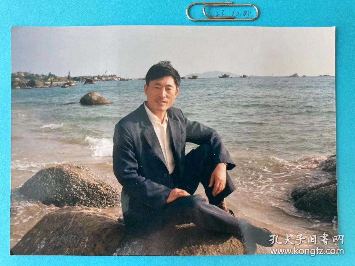 海边的男子 多单合并运费满百包邮只发快递 彩色老照片非黑白老照片 全网同售 不定期下架 加购请及时付款 本店更有70-90年代老年画 欢迎选购 231005PSD