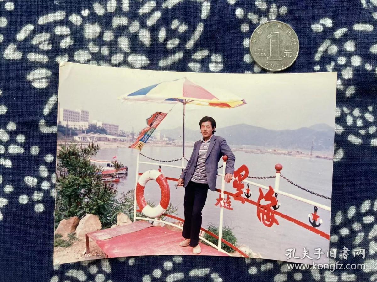 男子单身照 大连星海 彩色老照片非黑白老照片 全网同售 不定期下架 加购请及时付款 老照片满百包邮只发快递 本店更有70-90年代老年画 欢迎选购 230520PSD