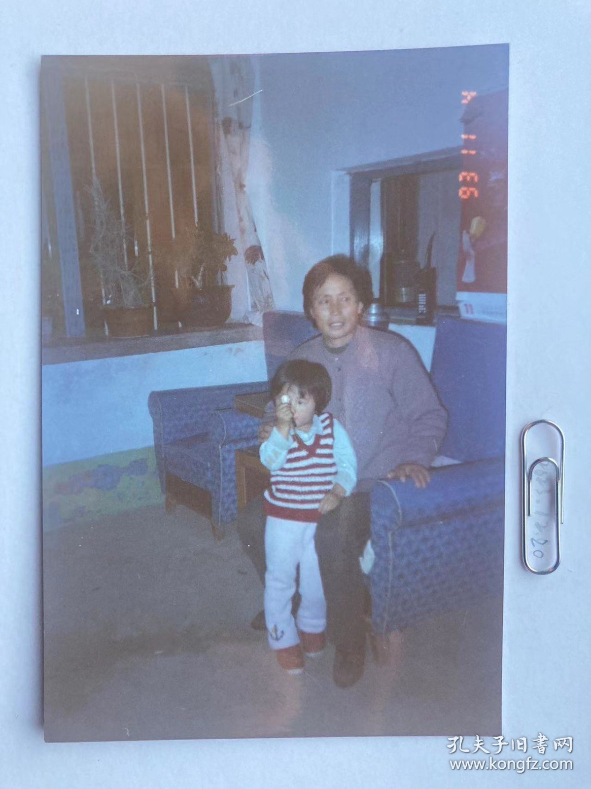 沙发前 多单合并运费满百包邮只发快递 彩色老照片非黑白老照片 全网同售 不定期下架 加购请及时付款 本店更有70-90年代老年画 欢迎选购 231220PSD