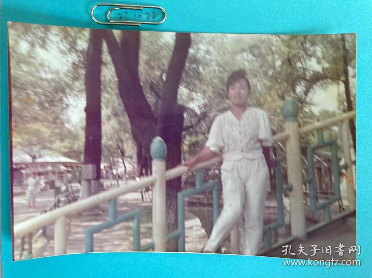 凭栏 多单可合并运费满百包邮只发快递 彩色老照片非黑白老照片 全网同售 不定期下架 加购请及时付款 本店更有70-90年代老年画 欢迎选购  231022PSD